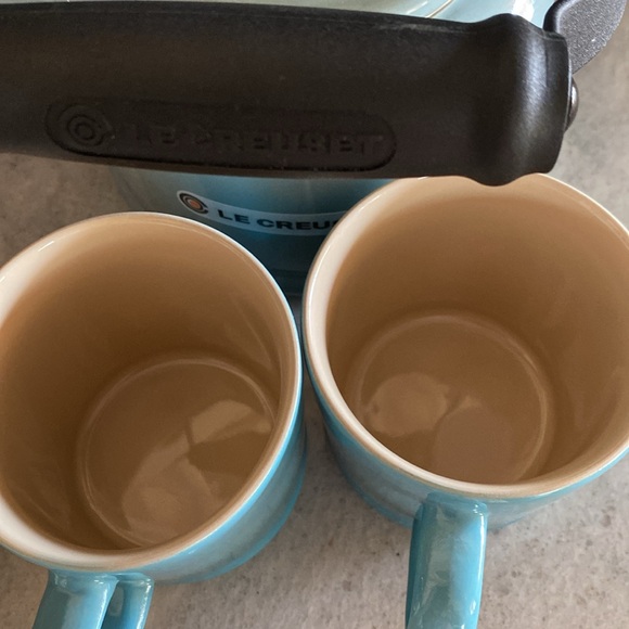 Le Creuset Enamel on Steel 1.25 Quart Demi Tea Kettle, Sea Salt - with 2 mugs - Picture 6 of 11